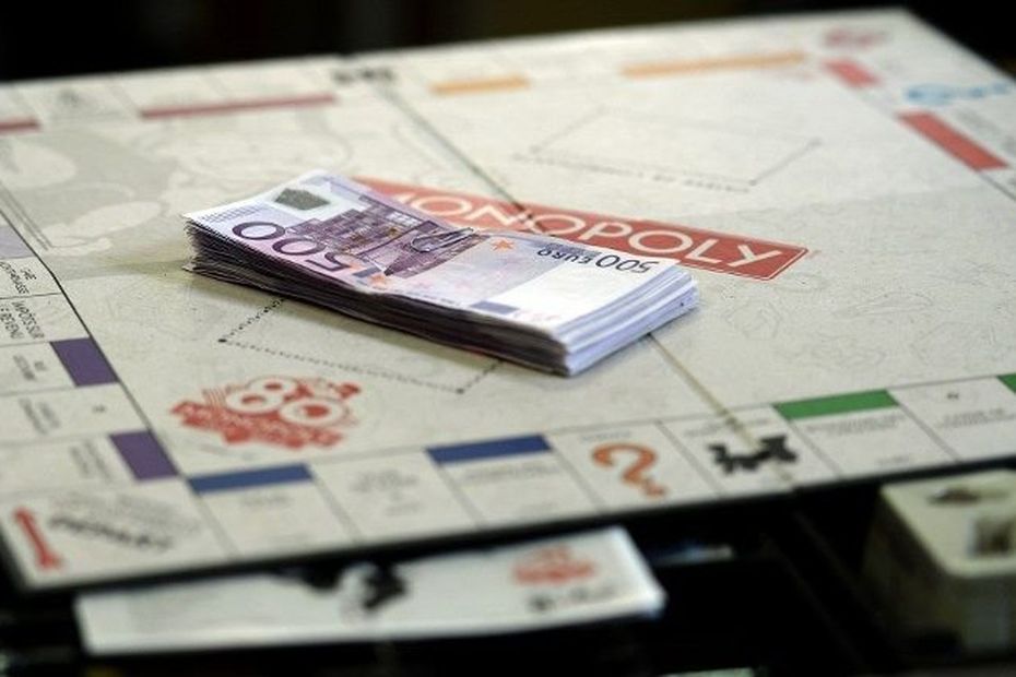 Argent : Il crédite son compte en banque de 900 euros avec des billets de  Monopoly