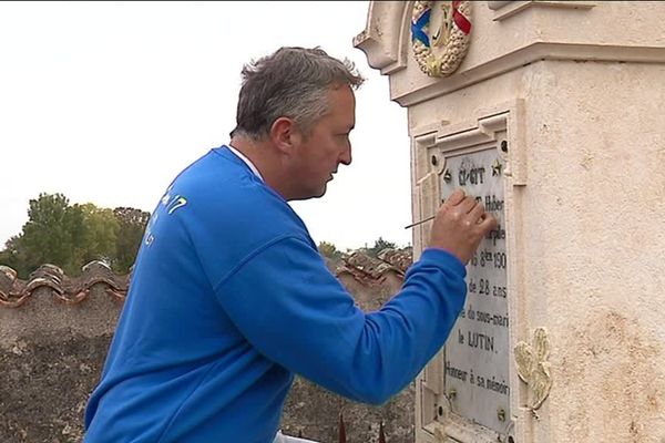 Richard Twardowskij restaure des pierres tombales abandonnées