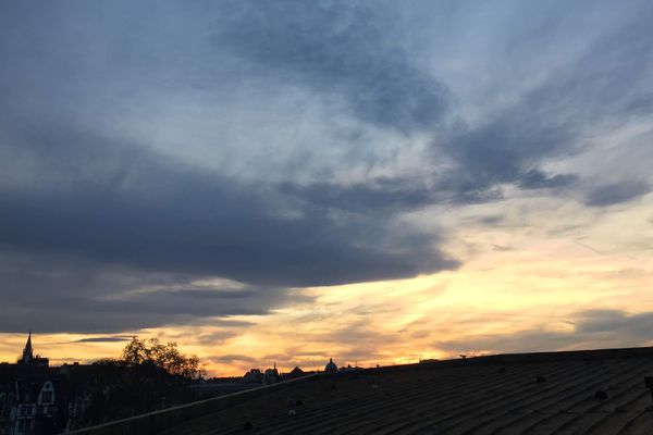 soleil et petite fraîcheur sur nos régions. Ici, le ciel de Strasbourg. 