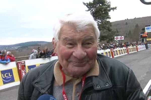 Raymond Poulidor lors du passage du Paris-Nice en Limousin en mars 2012