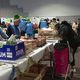 À Limoges, cent-dix bénévoles se sont mobilisés pour la campagne des "Pères Noël verts" du Secours populaire.