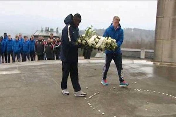 Le dépôt d'une gerbe samedi au pied du grand monument du Struthof par 2 jeunes footballeurs