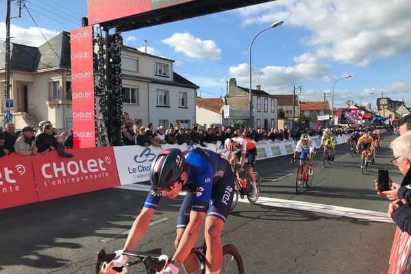 Laurence Pithie (Groupama-FDJ) résiste au sprint et s'impose sur la ligne !