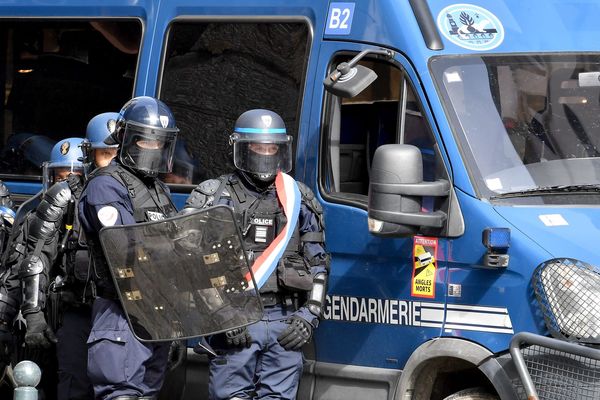 De nombreux policiers sont déployés dans le centre-ville de Rennes, ce 16 mars, pour anticiper d’éventuels débordements liés à la réforme des retraites.