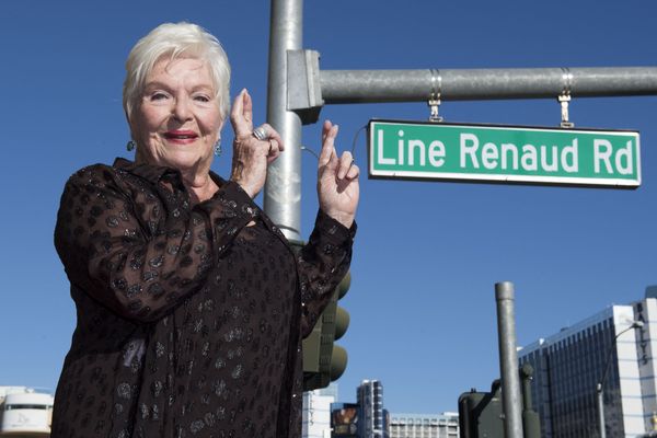 Line Renaud devant le panneau du boulevard qui porte son nom, à Las Vegas - Photo d'illustration