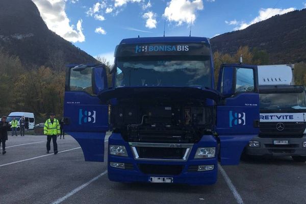 Une vaste opération de contrôle des transports de marchandises a eu lieu sur l'A48 au péage de Voreppe. Ce sont surtout les fraudeurs aux dispositifs anti-pollution qui étaient traqués.