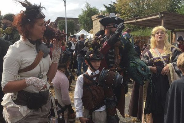 Durant trois jours, Merville se métamorphose en Mera Villa, cité du fantastique et du merveilleux