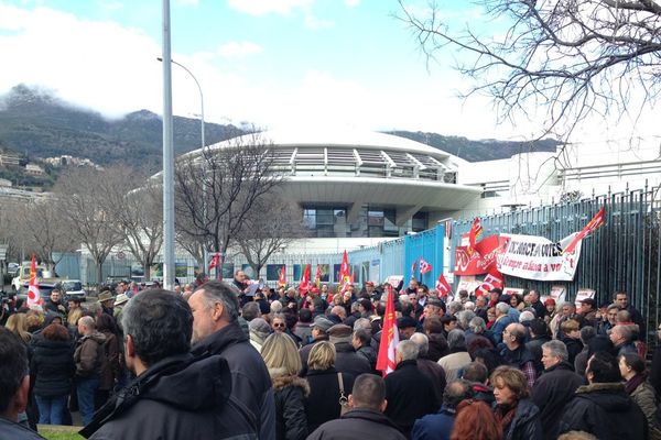 Environ 200 personnes sont présentes devant la Préfecture de Bastia pour manifester contre la Loi Travail