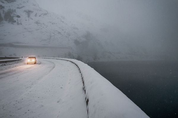 La route du barrage de Tignes sous la neige, le 22 décembre 2019.