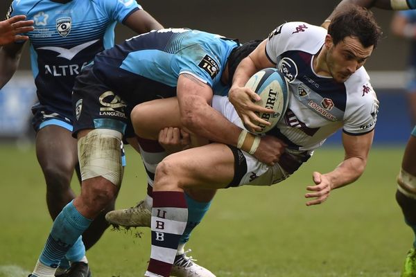 Nans Ducuing (UBB) plaqué par Alexandre Dumoulin lors du match entre Montpellier et Bordeaux le 24 février 2018. 