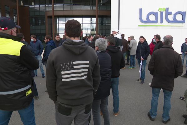 Manifestation des producteurs de lait devant la coopérative Laïta