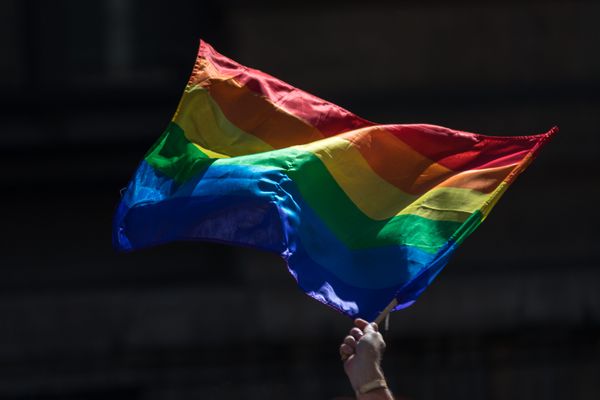 Un drapeau LGBT lors de la marche des fiertés à Paris, en juin 2017.