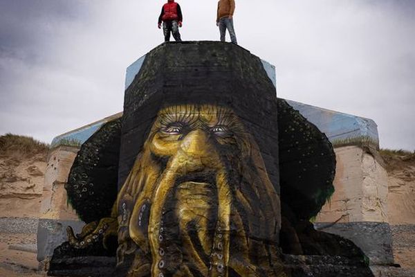 Les graffeurs Baby.K et Blesea, à Biville, dans la Manche, au sommet de la tête de Davy Jones, personnage du film "Pirates des Caraïbes"