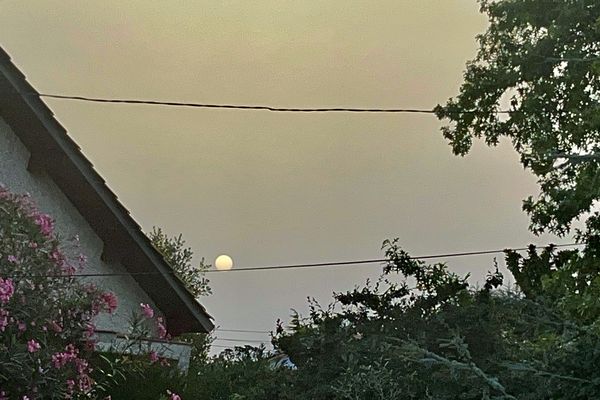 Dans la métropole bordelaise, le soleil avait des apparences lunaires ce mardi 5 septembre