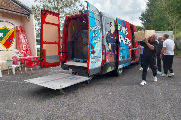 Ce camion de pompier transporte des palettes et cartons qui vont être emmenés au Portugal.