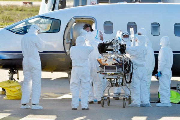 Nîmes - évacuation par avion de malades Covid+ vers les CHU de Toulouse et de Brest - 27 octobre 2020.