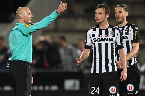 Le défenseur Mateo Pavlovic, à droite, lors du match contre l'OL lors duquel il a obtenu un carton rouge.