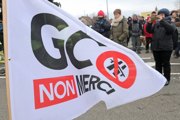 Une banderole anti-GCO au cours d’une manifestation.