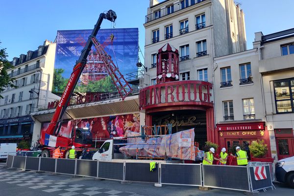 L'installation des nouvelles ailes a débuté ce lundi matin, à l'aide d'une grue.