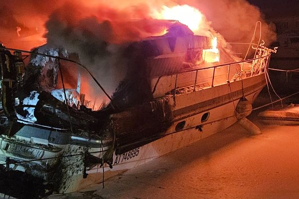 Un bateau à quai au port d'Aigues-Mortes (Gard) a été entièrement détruit par les flammes ce dimanche 17 novembre 2024 vers 00h45.