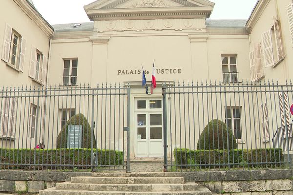 Le septuagénaire comparait depuis ce lundi 15 mai devant la cour d'assise de Chartres pour meurtre et atteinte à l'intégrité d'un cadavre. Il encourt la réclusion criminelle à perpétuité.