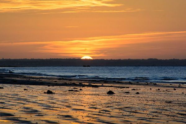 Lever de soleil à Mousterlin, dans le sud du Finistère.