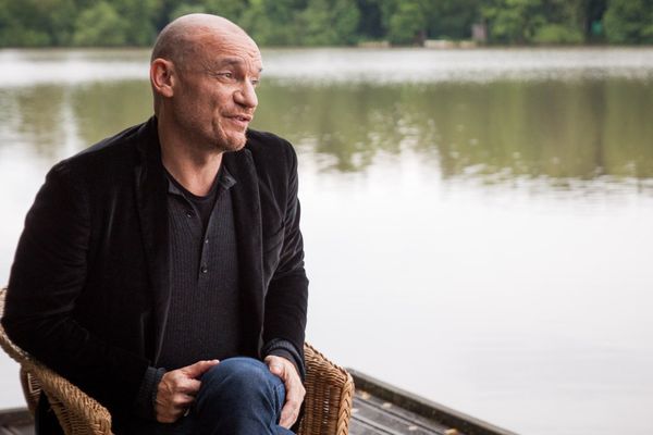 Gaëtan Roussel sur le bord de l'étang des Eurockéennes