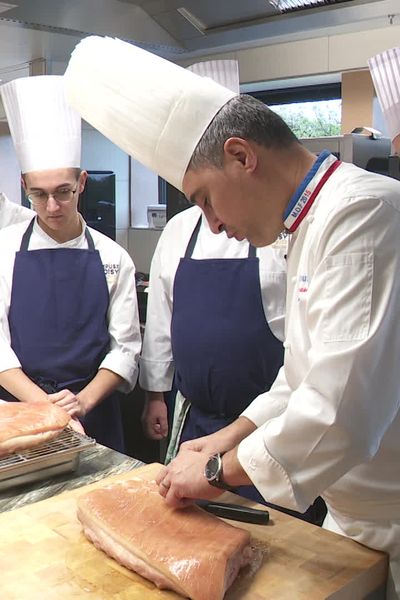 Sur le campus de Groisy, en Haute-Savoie, on prépare depuis deux jours un dîner de gala autour de ce plat emblématique de la cuisine française, qu'est le pot-au-feu. Il est servi ce 19 novembre 2024 à Guillaume Gomez, ancien Chef de l'Élysée et ambassadeur de la gastronomie française.