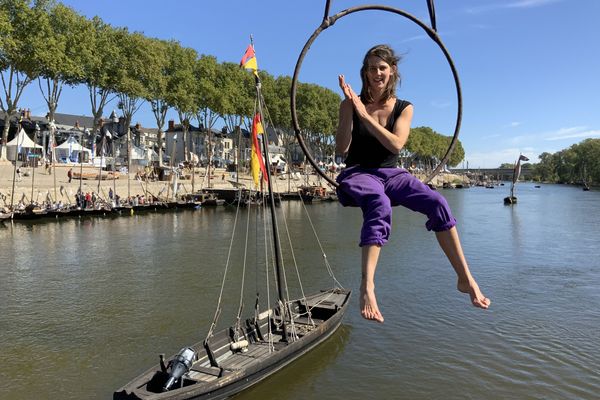 Un bateau en support de numéro de cirque acrobatique