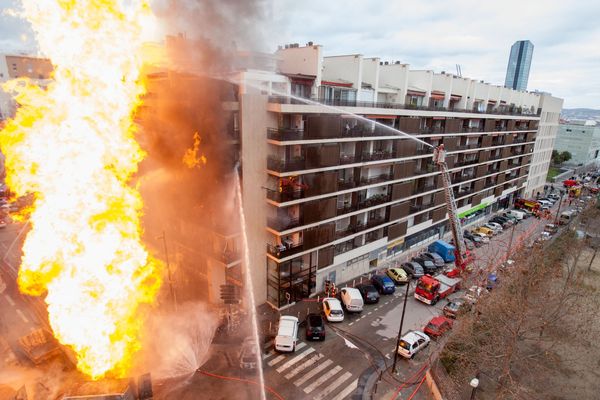 Les flammes atteignaient plus de 20 mètres de haut