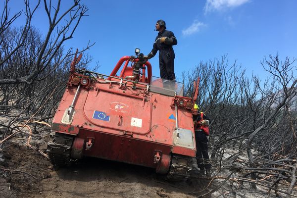 Char M113 du Sdis de la Haute-Corse, lanceur d'eau pour éteindre les fumeroles.