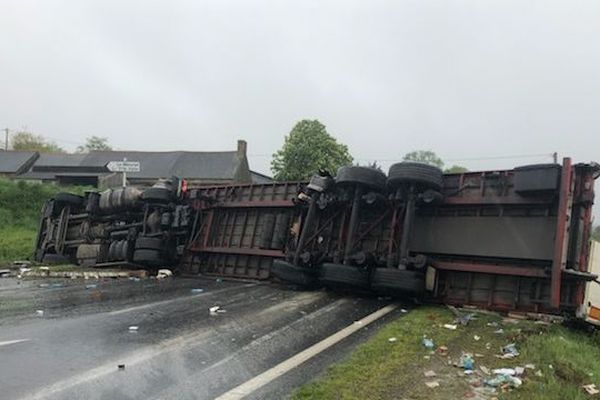 A Saint-Brandan, un camion couché sur la route à la suite d'un accident