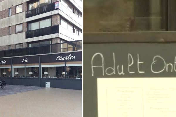 Une pancarte "Adult only" à l'entrée d'un restaurant à Nieuwport