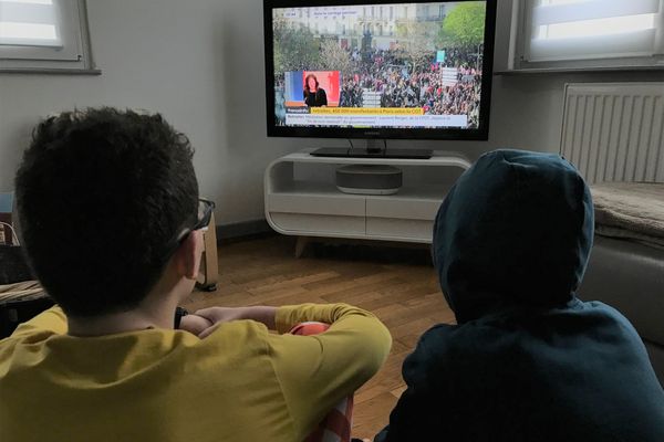 "Attention à ne pas laisser un enfant seul face à l’écran car il ne va pas comprendre ce qu’il voit", conseille une spécialiste de la formation aux médias.