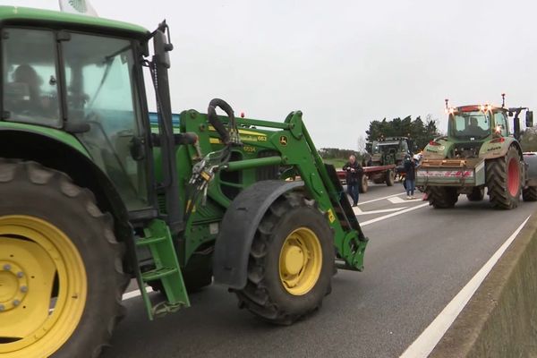 Ce matin, les tracteurs ont quitté la nationale 118.