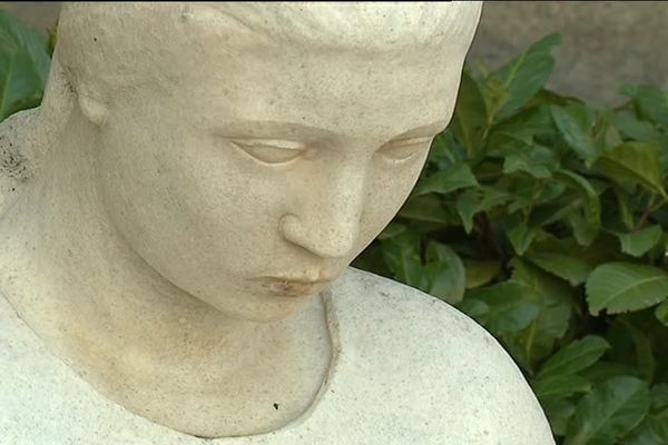 Dans tous les villages de France ou presque, il y a depuis cette la première guerre mondiale, un monument aux morts. A Ouveillan, dans l'Aude, le monument a la particularité d'être considéré comme pacifiste.