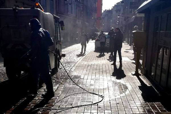 Depuis le 27 mars, les rues du Puy-en-Velay (Haute-Loire) sont désinfectées. Pour l'instant rien ne prouve que que cela soit efficace contre la propagation du virus.  