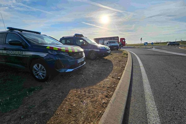 Les gendarmes se sont positionnés sur une aire d'autoroute près de Nîmes. Ils ont interpellé des voleurs de carburant.