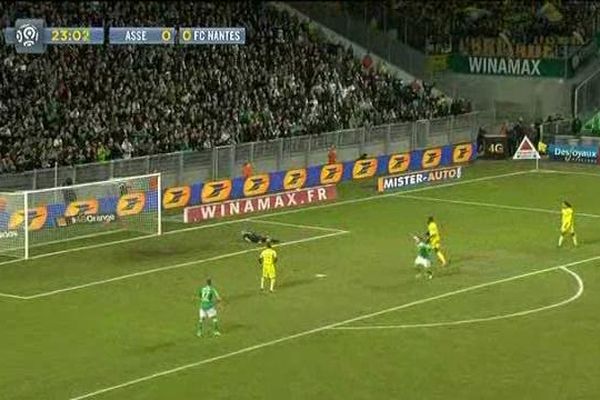 Les Canaris se sont inclinés 0 à 2 face aux Verts. Malgré un terrain gorgé d'eau, les Stéphanois ont dominé grâce à une équipe renouvelée.