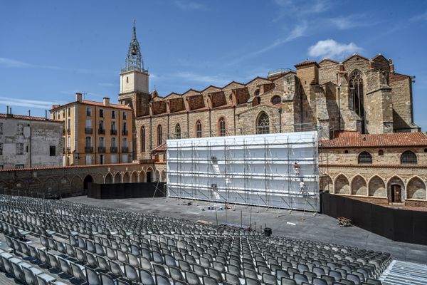 Préparation des soirées de projection du 35ème festival Visa pour l'Image au Campo Santo de Perpignan.