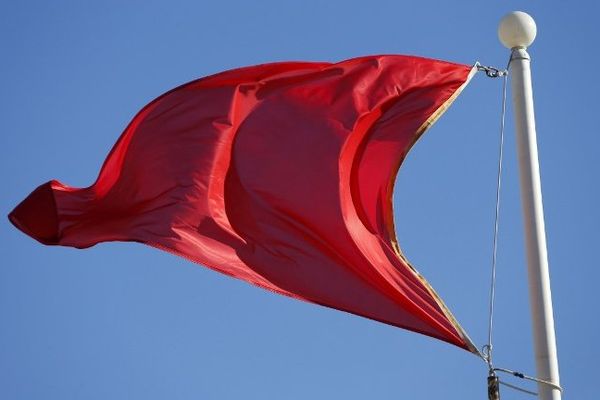 ILLUSTRATION - Le drapeau rouge signalant une interdiction de baignade sur les plages