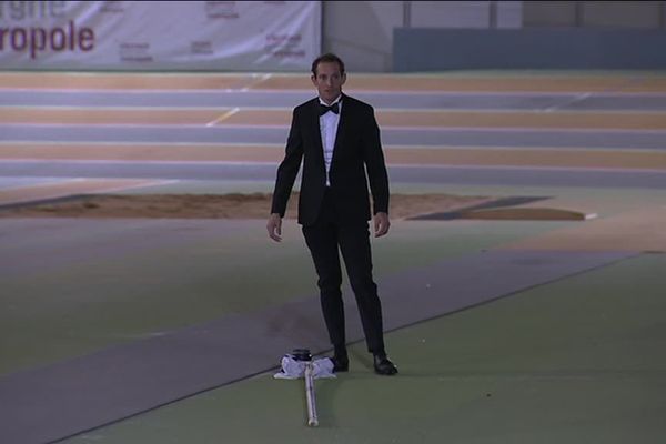 Renaud Lavillenie en smoking pour sauter à la perche...Ce n’est pas par coquetterie que l’athlète s’est mis sur son 31. Renaud Lavillenie participait en fait au tournage d’un clip publicitaire pour une société clermontoise qui vient de se lancer dans la confection de costumes sur-mesure. 