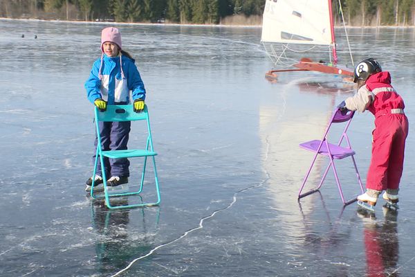 Les moins aguerris s'élancent à l'aide de chaises sur l'étang gelé de Frasne.