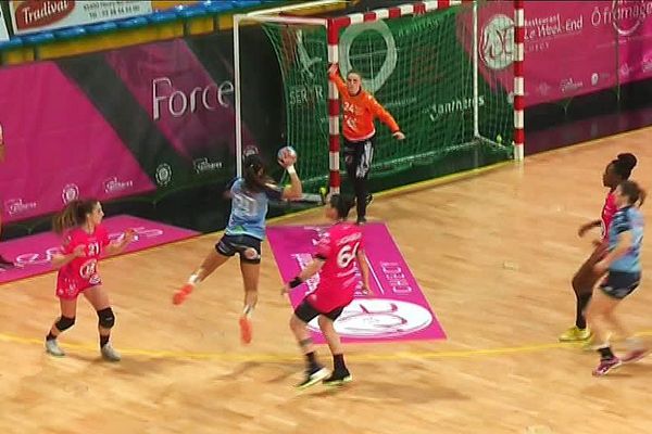 Le championnat élite de handball a été suspendu avant le derby Fleury-Chambray. Les banlieusardes tourangelles, en bleu, ne disputeront pas les 1/2 finales de la Coupe de France, la compétition a été annulée.