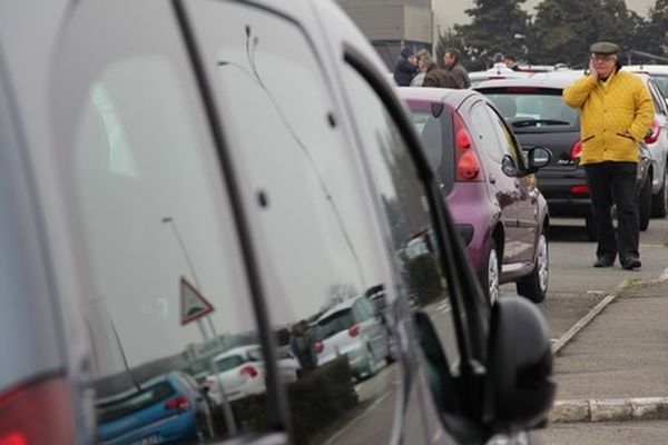 Les Peugeot et surtout les Citroën, bien alignées sur le parking "peinture" de l'usine.