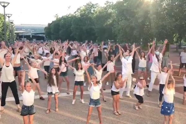 Près de 120 personnes réunis à Fréjus le vendredi 26 juin pour participer à un flash mob en l'honneur des soignants