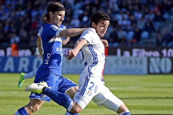 Yannick Cahuzac, en bleu, sera violet la saison prochaine. Le TFC en officialise ce mardi la signature.