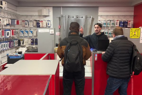 Adam Ahamiane a pu devenir gérant d'une boutique de téléphone à Colmar grâce à l'ADIE.