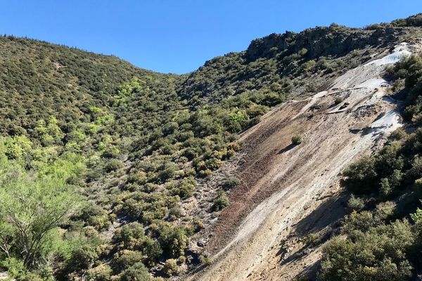 Dans l'Aude, l'arsenic qui pollue la vallée de l'Orbiel provient d’un immense stockage à l'air libre : 10.000 m3 de résidus contenant 20 grammes d’arsenic par kilo sur le site de Narteau.