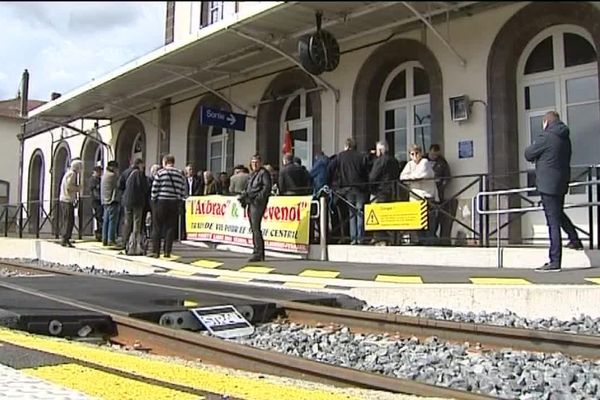 Elus et associations se mobilisent pour défendre les trains Clermont - Nîmes et Clermont - Béziers.